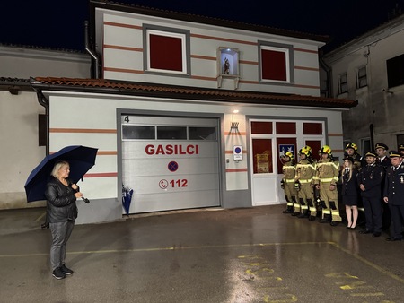 Podžupanja Nataša Čerin z gasilci